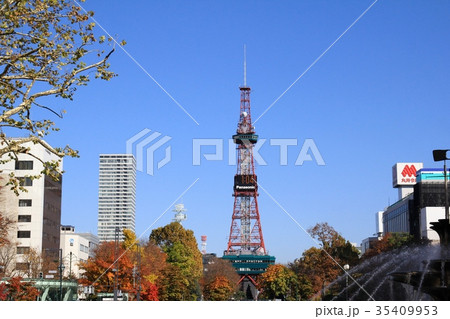 秋の大通公園の札幌テレビ塔　北海道旅行 35409953