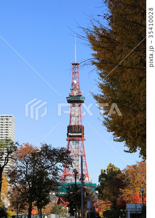 秋の大通公園の札幌テレビ塔　北海道旅行 35410028