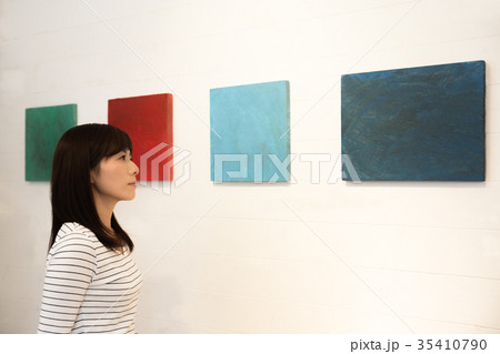 アート作品を見る女性 アート作品を見る女性 35410790