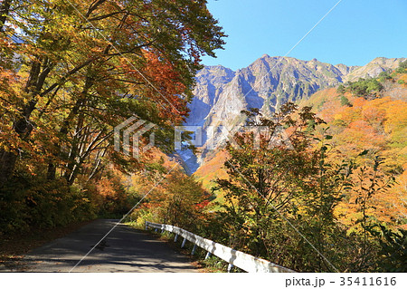 一ノ倉沢から秋の谷川岳を見る 35411616
