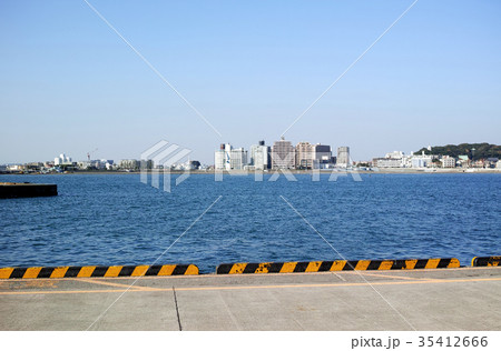 江の島　湘南港から見た片瀬東浜方面の風景 35412666