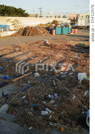 片瀬漁港に残る台風の漂着ゴミ 35412676