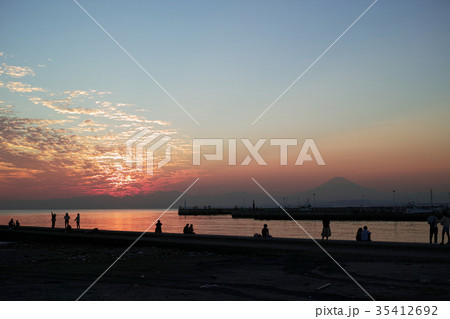 片瀬川河口の富士山の見える夕景 35412692