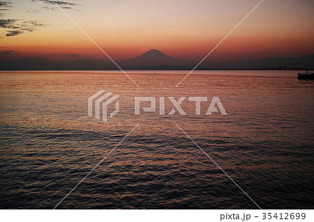 片瀬川河口の富士山が見える夕景 片瀬川河口の富士山が見える夕景 35412699