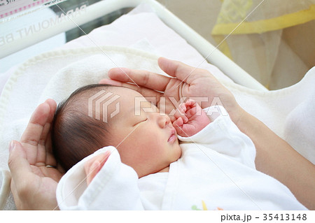 新生児 生後5日目の写真素材