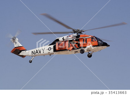 美しい青空を飛行する米海軍のHH-60Sペーブホーク救難ヘリコプター 美しい青空を飛行する米海軍のHH-60Sペーブホーク救難ヘリコプター 35413663