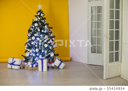 Christmas tree with presents, Garland lights new 35414934