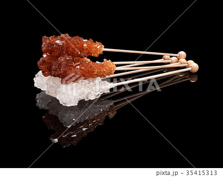 Set lying sticks of brown and white sugar 35415313