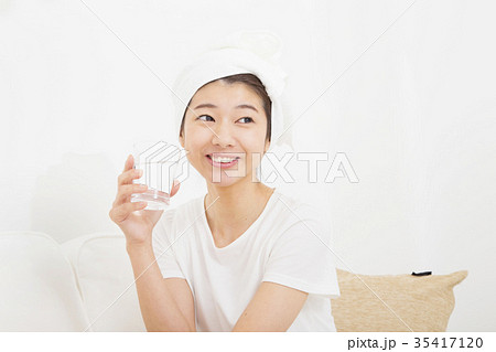 グラスの水を飲む女性 35417120