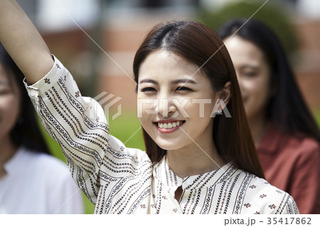 大学生 挙手 手を挙げる 35417862