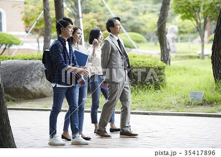 歩く 大学生 会話 35417896