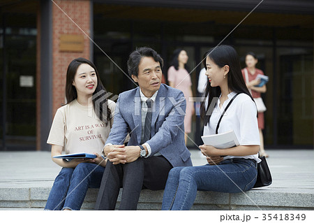 階段 教授 大学生 35418349