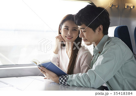 列車 読書 若い男 35418384
