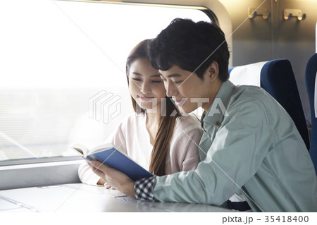 列車 大学生 読書 35418400