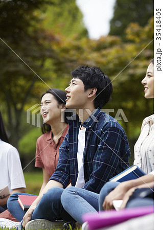 大学生 横顔 上げ見る 35418405