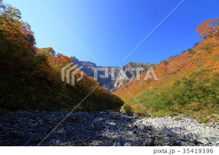 一ノ倉沢から秋の谷川岳を見る 35419396