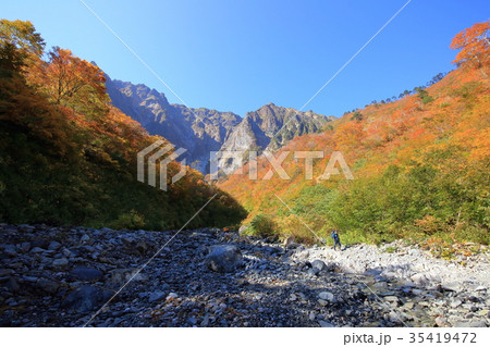 一ノ倉沢から秋の谷川岳を見る 一ノ倉沢から秋の谷川岳を見る 35419472