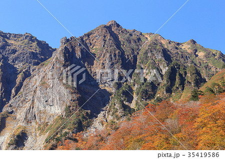一ノ倉沢から秋の谷川岳を見る 一ノ倉沢から秋の谷川岳を見る 35419586