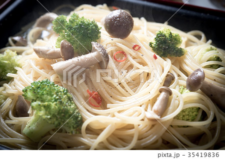 シメジとブロッコリーのパスタ 35419836