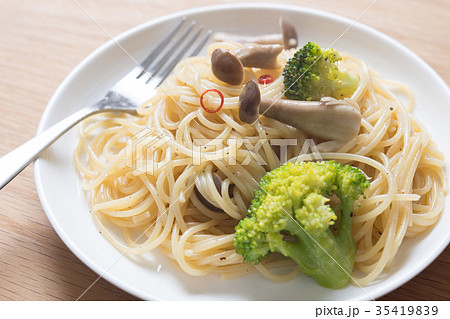シメジとブロッコリーのパスタ 35419839