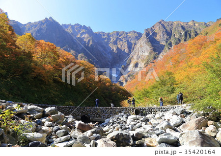一ノ倉沢から秋の谷川岳を見る 一ノ倉沢から秋の谷川岳を見る 35420164