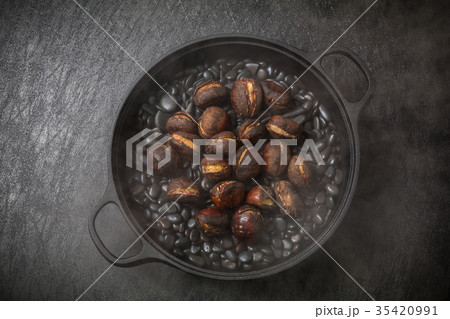 焼き栗　Roasted chestnuts 35420991
