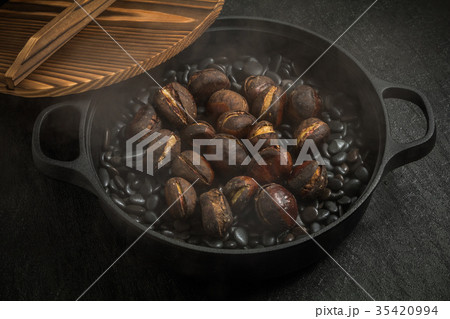 焼き栗　Roasted chestnuts 35420994