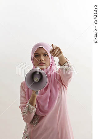 woman speaker woman speaker 35421335