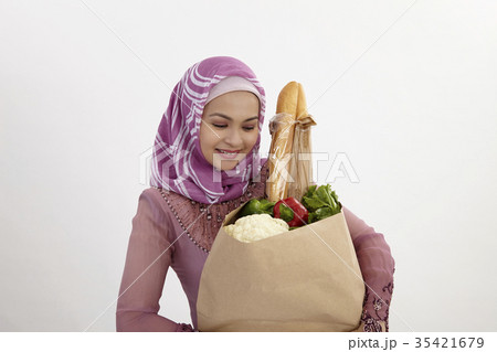 woman shopping 35421679