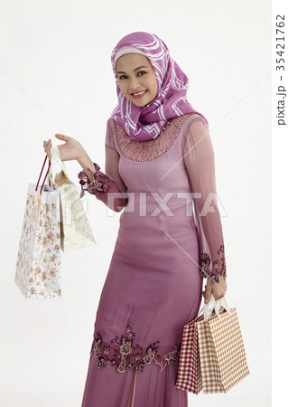 malay woman shopping malay woman shopping 35421762