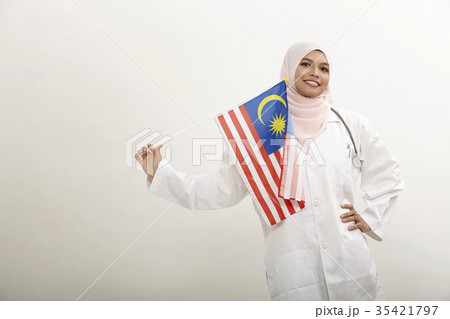 doctor holding mlaysia flag doctor holding mlaysia flag 35421797
