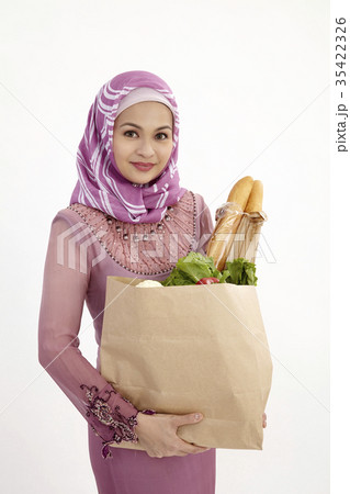 woman shopping woman shopping 35422326