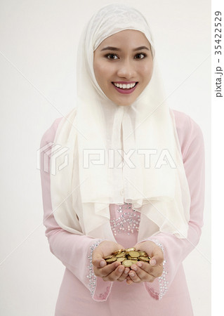 woman hand fuyll of coins woman hand fuyll of coins 35422529