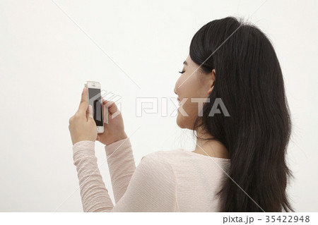 woman text messaging 35422948