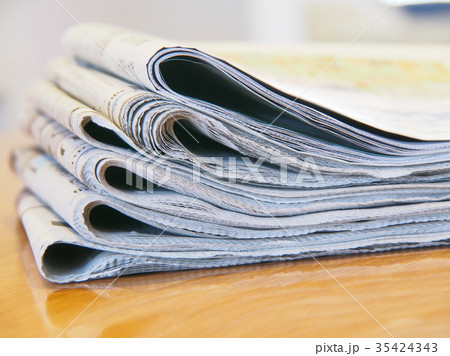 テーブルの新聞紙 35424343