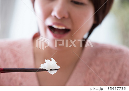 箸で食べるミドル女性 ご飯 朝食 箸で食べるミドル女性 ご飯 朝食 35427736