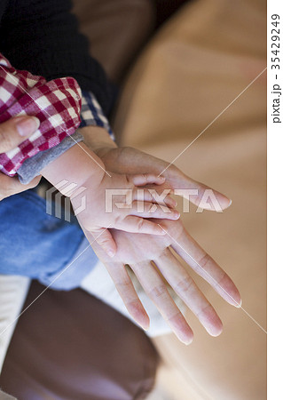赤ちゃんの手 ママの手 こどもの手 手と手を合わせての写真素材