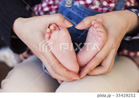 手と足 ママの手 子どもの足 手と足 ママの手 子どもの足 35429252