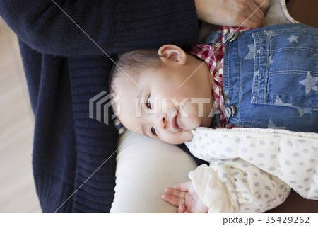 赤ちゃん 女の子 寝起き 笑顔 乳児の写真素材