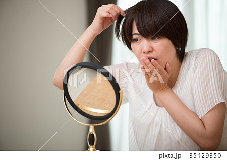 白髪を気にするミドル女性　髪の悩み 35429350