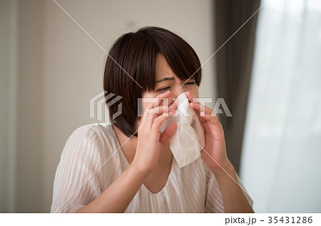 鼻をかむミドル女性　花粉症　風邪 35431286