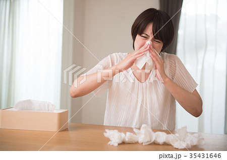 鼻をかむ女性　花粉症　鼻炎　アレルギー 35431646