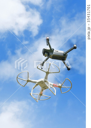 2機のドローン 2機のドローン 35431701