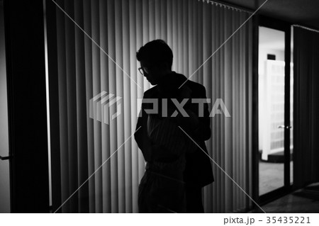残業をする男女 社内恋愛の写真素材 35435221 Pixta