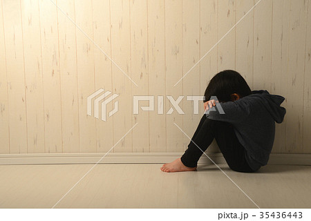 いじめ・虐待イメージ 35436443