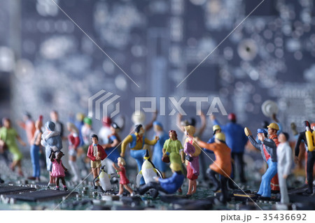 パソコンの基盤の上にいる多種多様な職業の人々 パソコンの基盤の上にいる多種多様な職業の人々 35436692