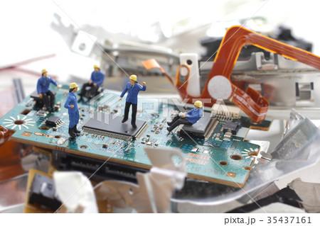 PC残骸で埋まった地球とそこで生活する人類 PC残骸で埋まった地球とそこで生活する人類 35437161