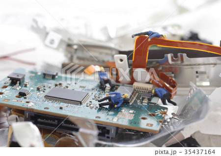 PC残骸と人間 35437164