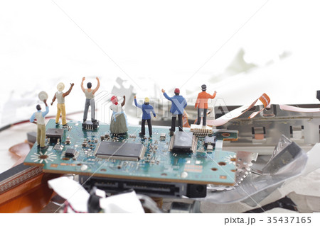 PC残骸と人間 35437165