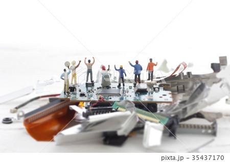 パソコンの残骸と人間のミニチュア人形 35437170